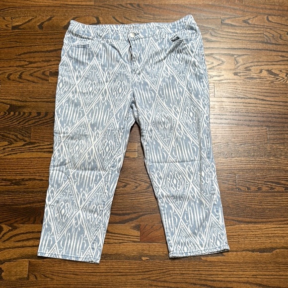 Chico's Platinum Blue and White Patterned Cropped Jeans size 12-14 (2.5) - Picture 1 of 8